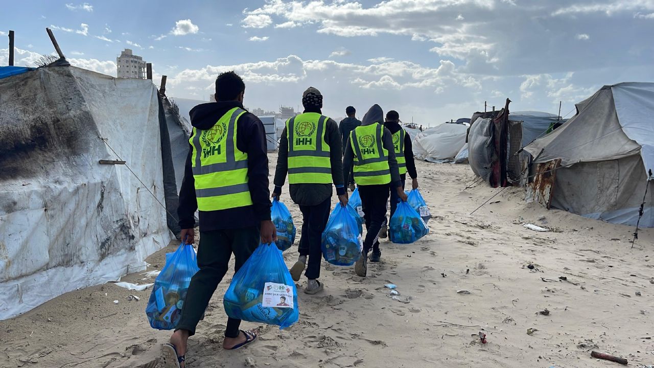 Milli Futbolcu Ahmet Çalık unutulmadı: Gazze'de hayrına binlerce kişiye yardım ulaştırıldı