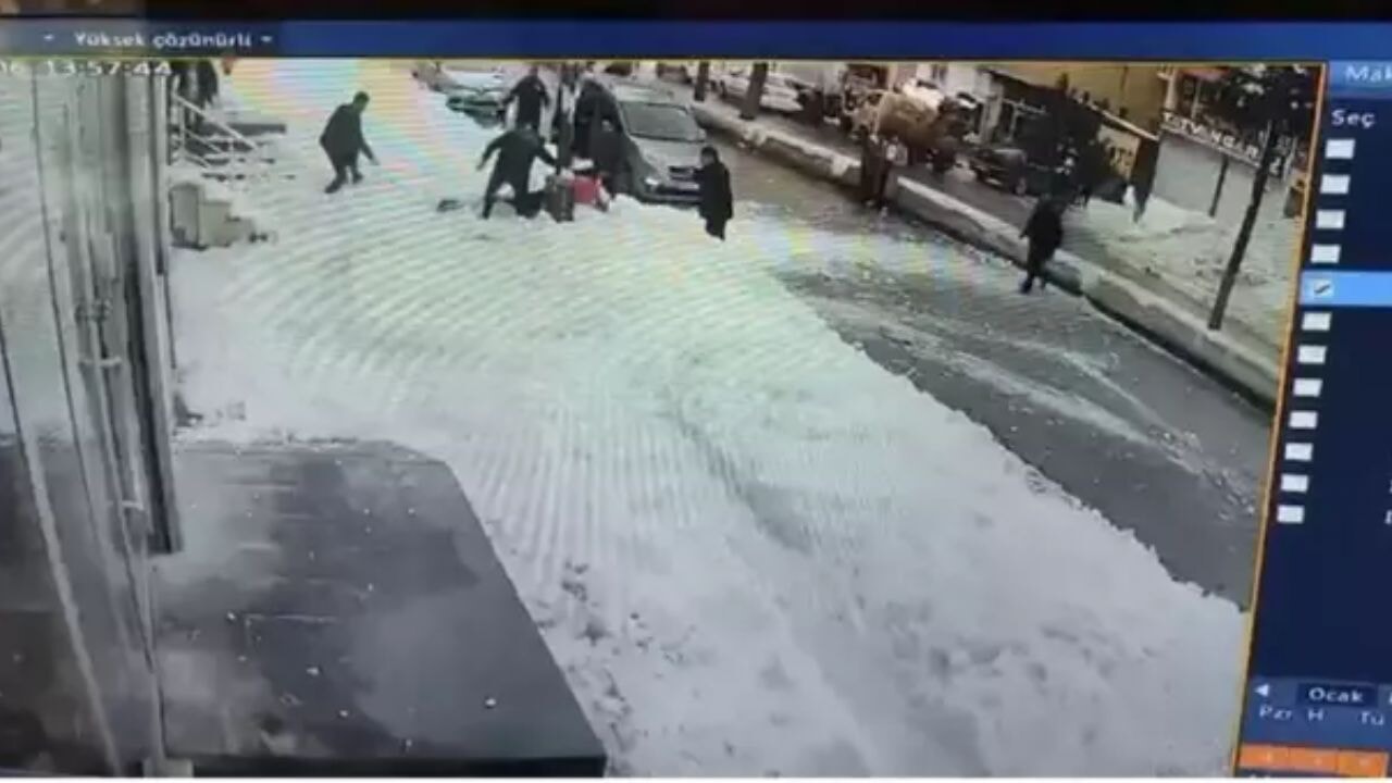 Çatıdan üzerine kar kütlesi düşen Ayşe, hayatını kaybetti