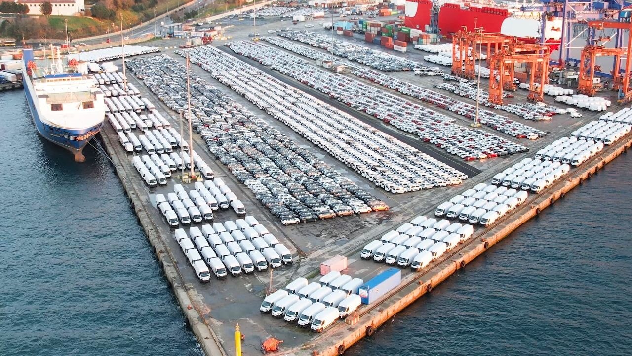 İthal otomobiller Haydarpaşa Limanı'nı doldurdu