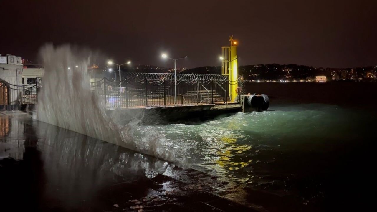 İstanbul'da sabah saatlerinde kuvvetli rüzgar etkili oldu