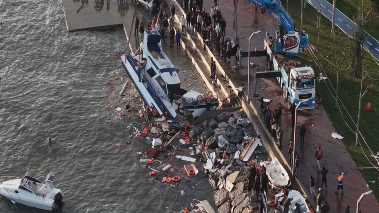 İstanbul'da fırtına; 89 çatı uçtu, 45 ağaç devrildi
