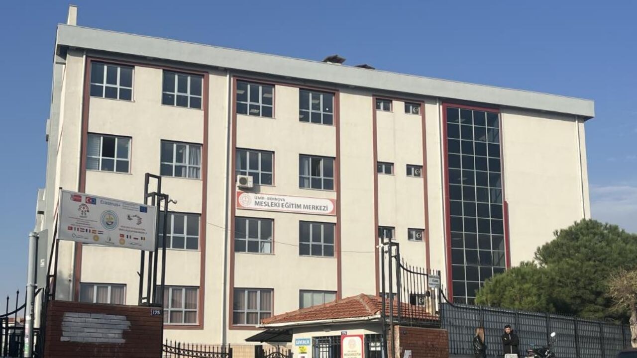 İzmir'de öğrencilerine evinde temizlik yaptıran öğretmen gözaltına alındı