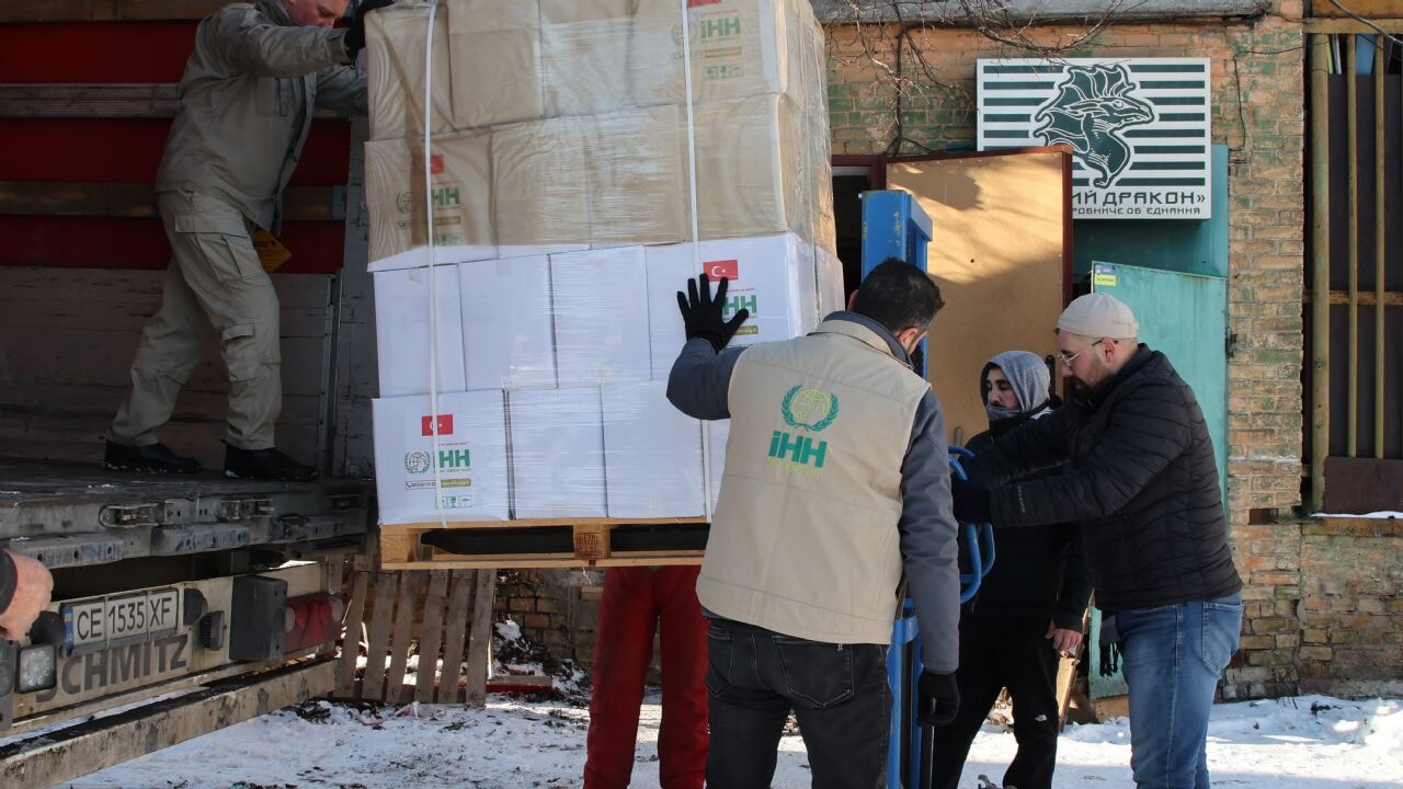 İHH Ukraynalı savaş mağdurlarına gönderdiği 4 tırlık yardımın dağıtımına başladı
