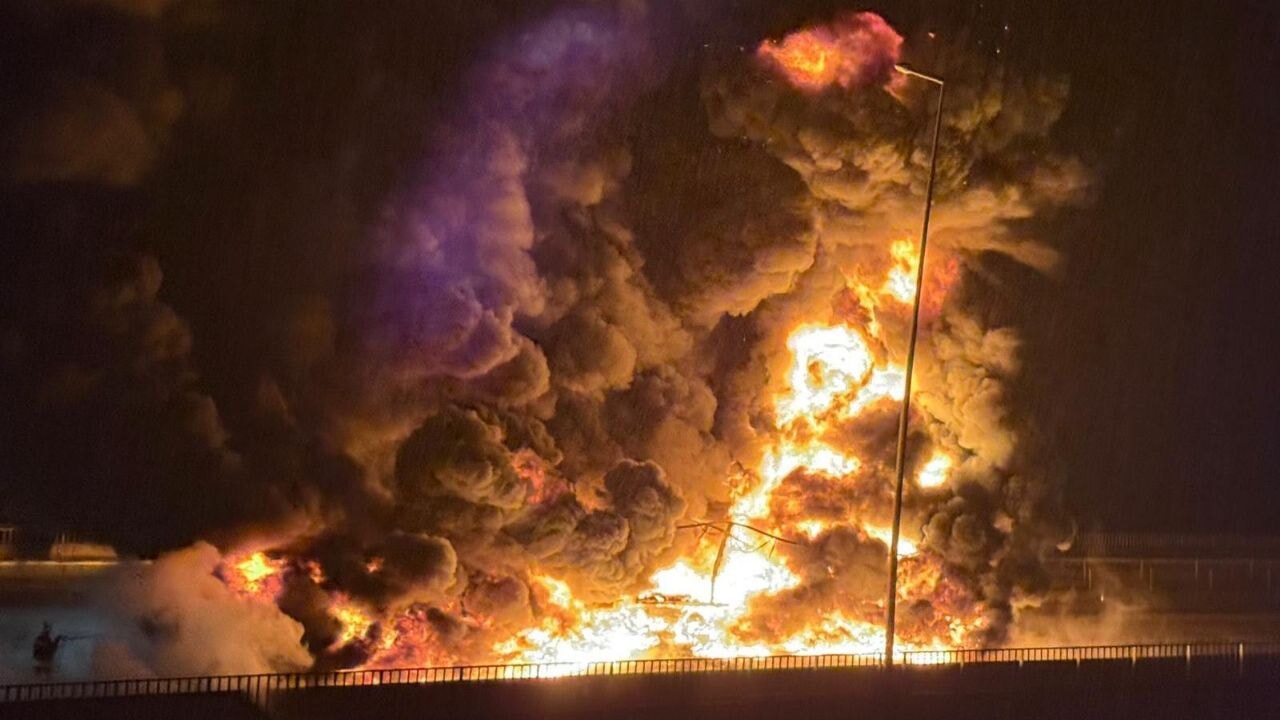 TAG Otoyolu'nda bebek bezi yüklü tır alev alev yandı