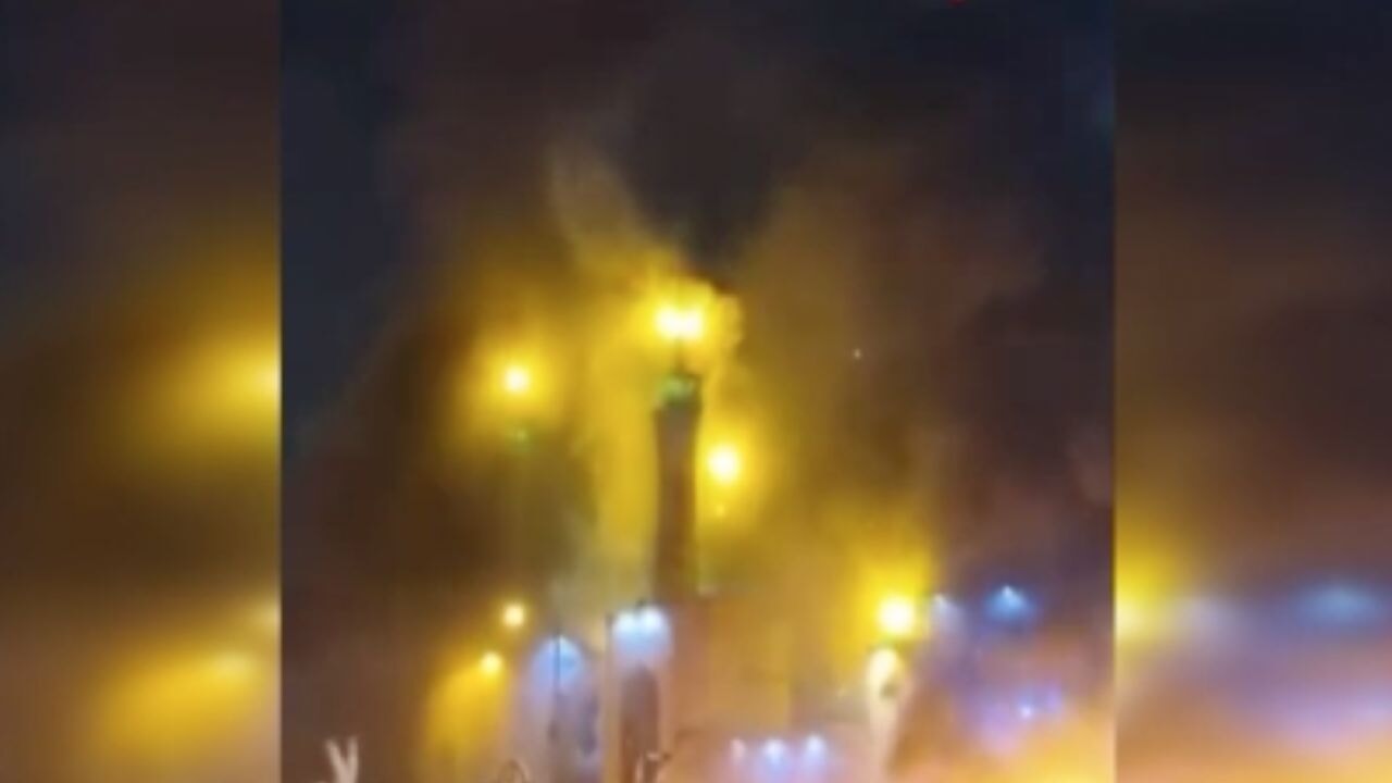 İran'da cami ve belediye binası ateşe verildi!.. Rıza Pehlevi'den açıklama