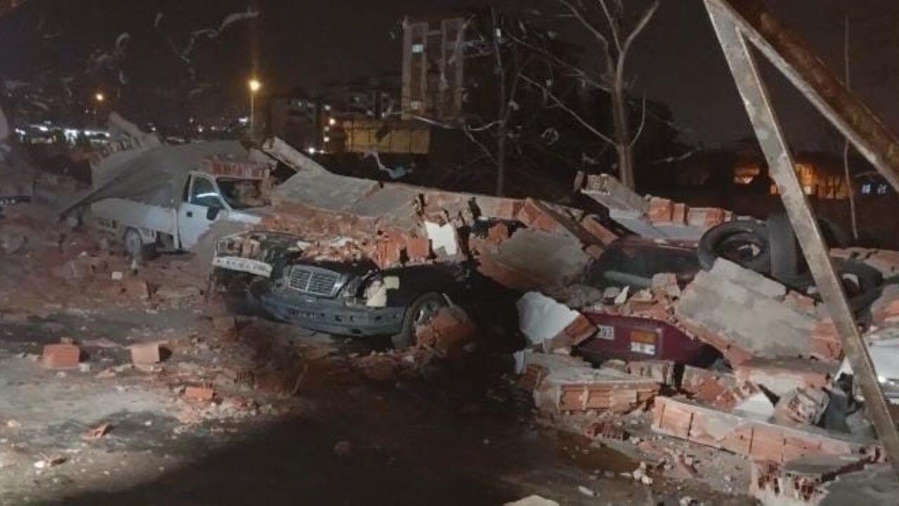 Bursa'da lodos duvarı devirdi, altında kalan 10 araç hasar gördü