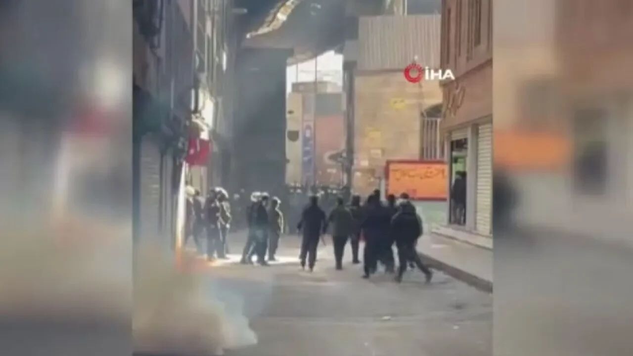 Trump tehdit ediyor, Pehlevi yangına körükle gidiyor: İran'da can kaybı 100'ü aştı