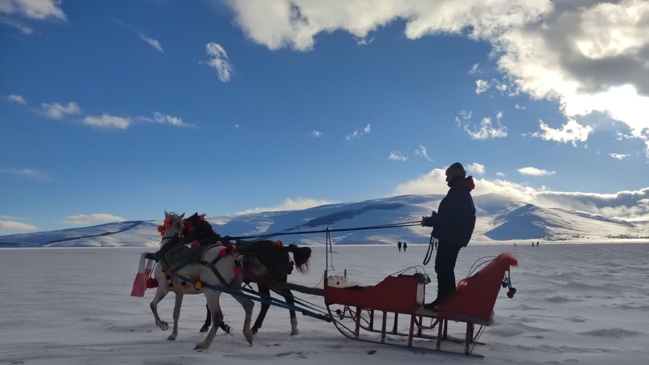 Çıldır Gölü'nde atlı kızak heyecanı başladı