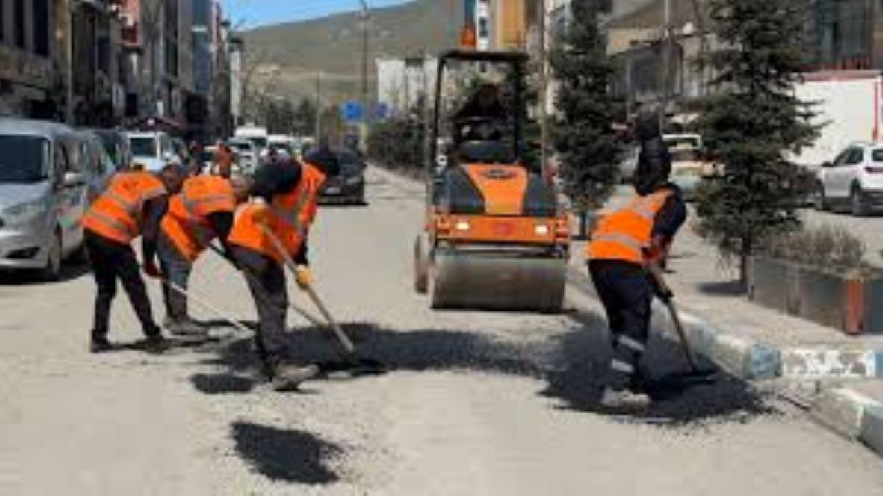 Karayollarında çok sayıda yol trafiğe kapatıldı
