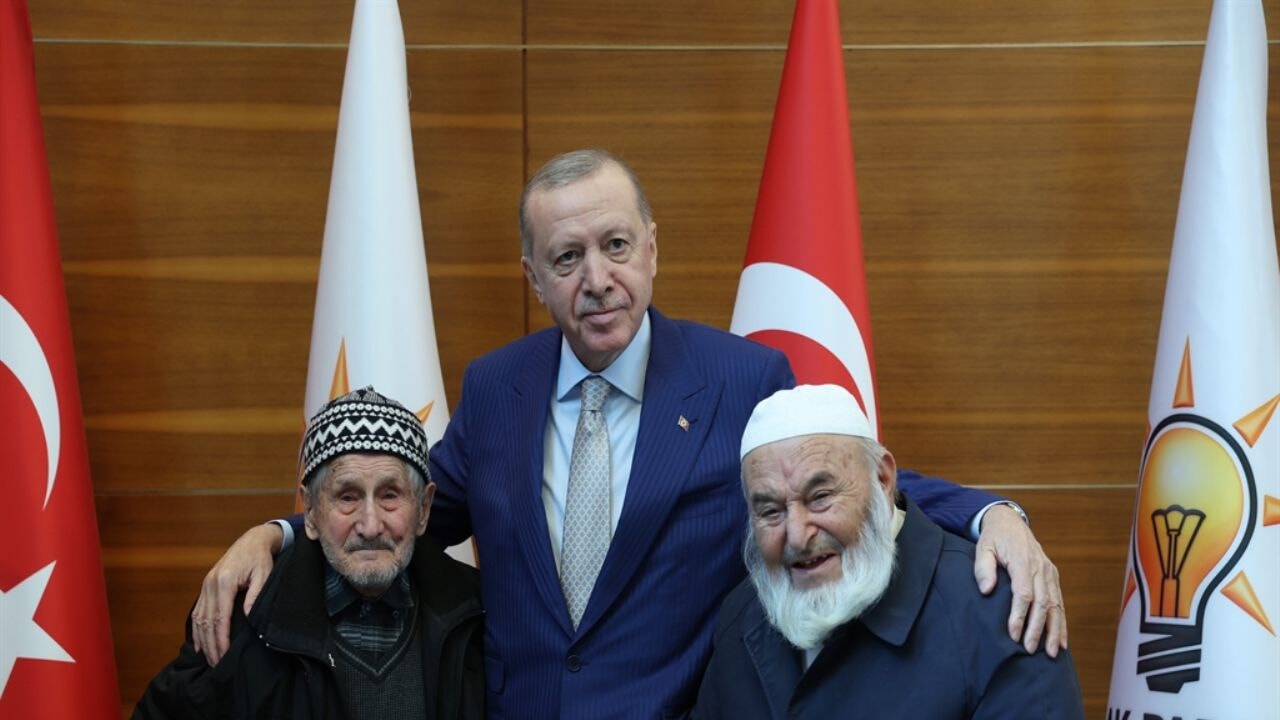 Cumhurbaşkanı Erdoğan, 100 yaşındaki vatandaşlarla görüştü