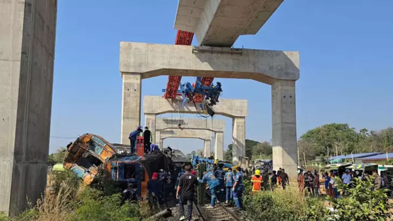 Vinç trenin üzerine düştü