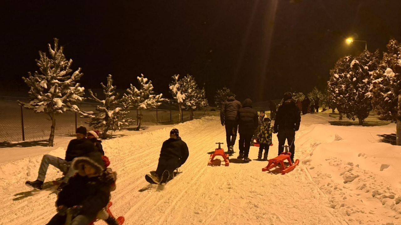 Demirözü'nde Kızak Festivali: Eksi 20 derecede halay çektiler, kızaklarla kaydılar