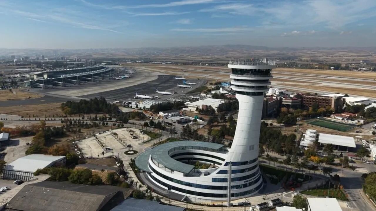 Uraloğlu duyurdu! Esenboğa Havalimanı'nın 3. pisti açılıyor