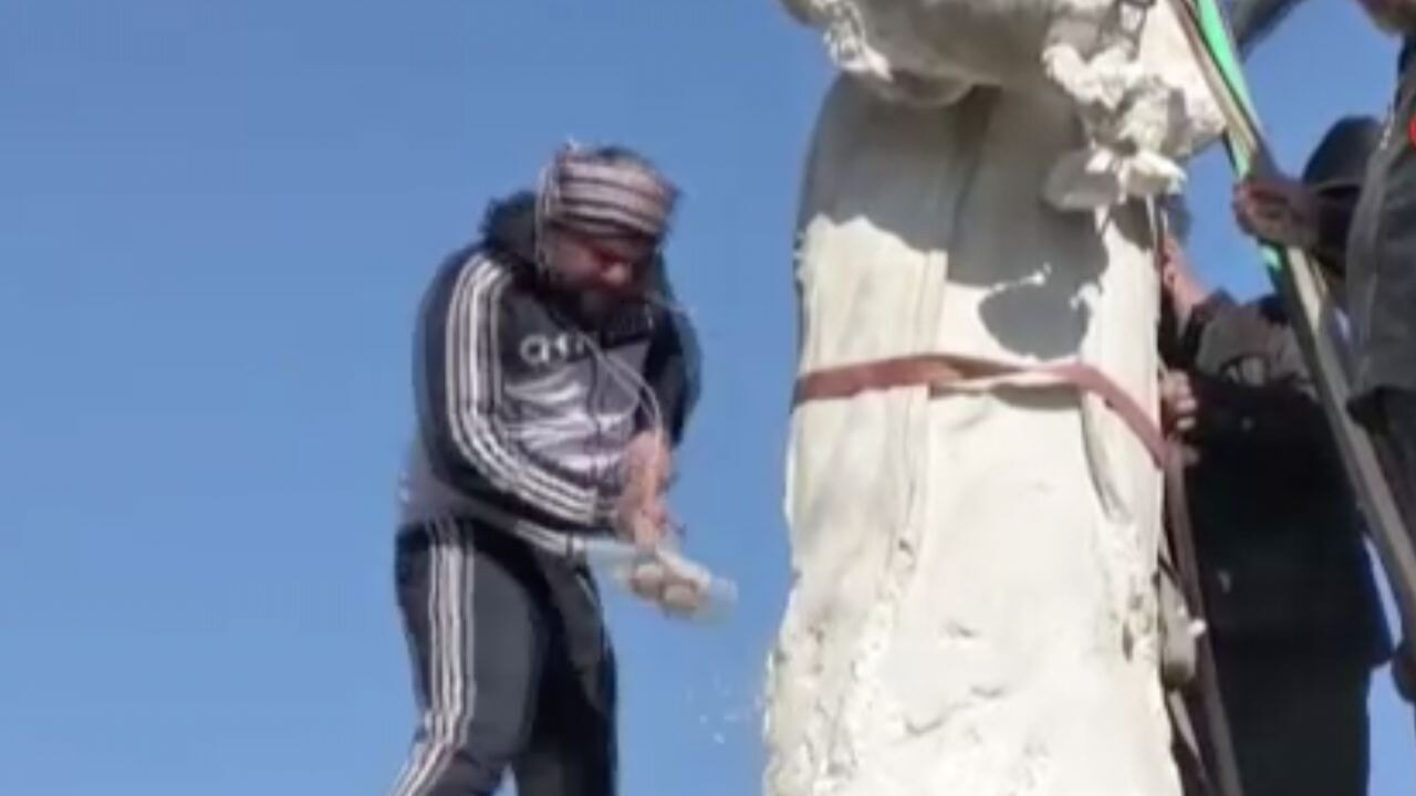 SDG'ye ait heykeller yok edildi