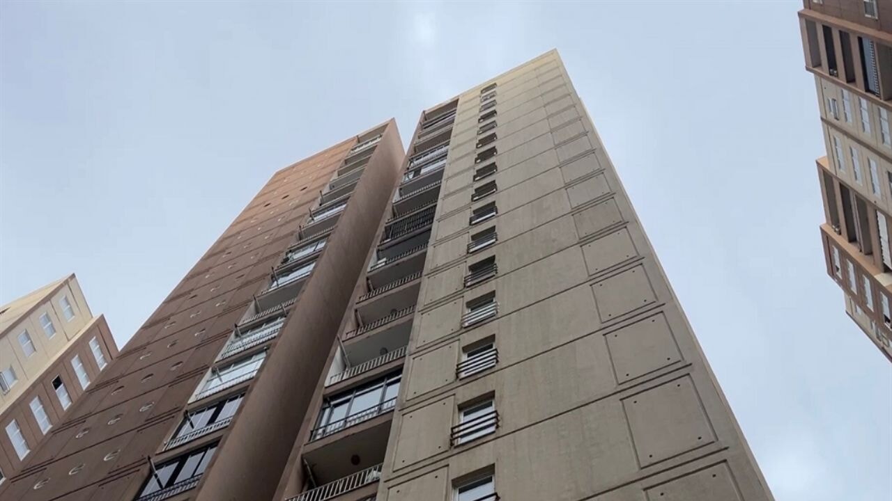 Kiralık daire bakarken 17. kattan düştü