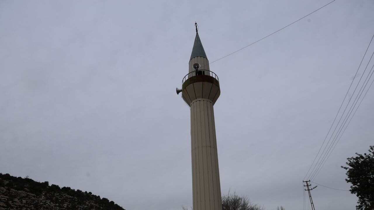 Cemaat, imam, minare var… cami yok!