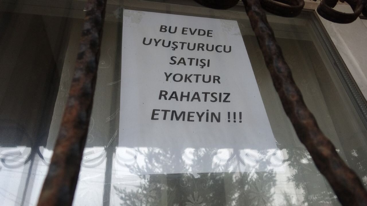 'Bu evde uyuşturucu satışı yoktur, rahatsız etmeyin' yazılı not astı