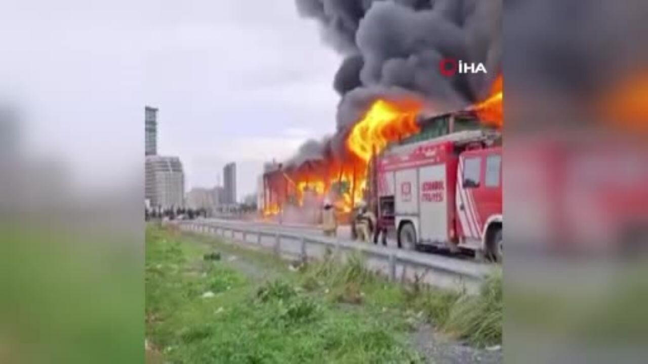 Esenyurt'ta bulunan bir zincir market deposunda yangın çıktı