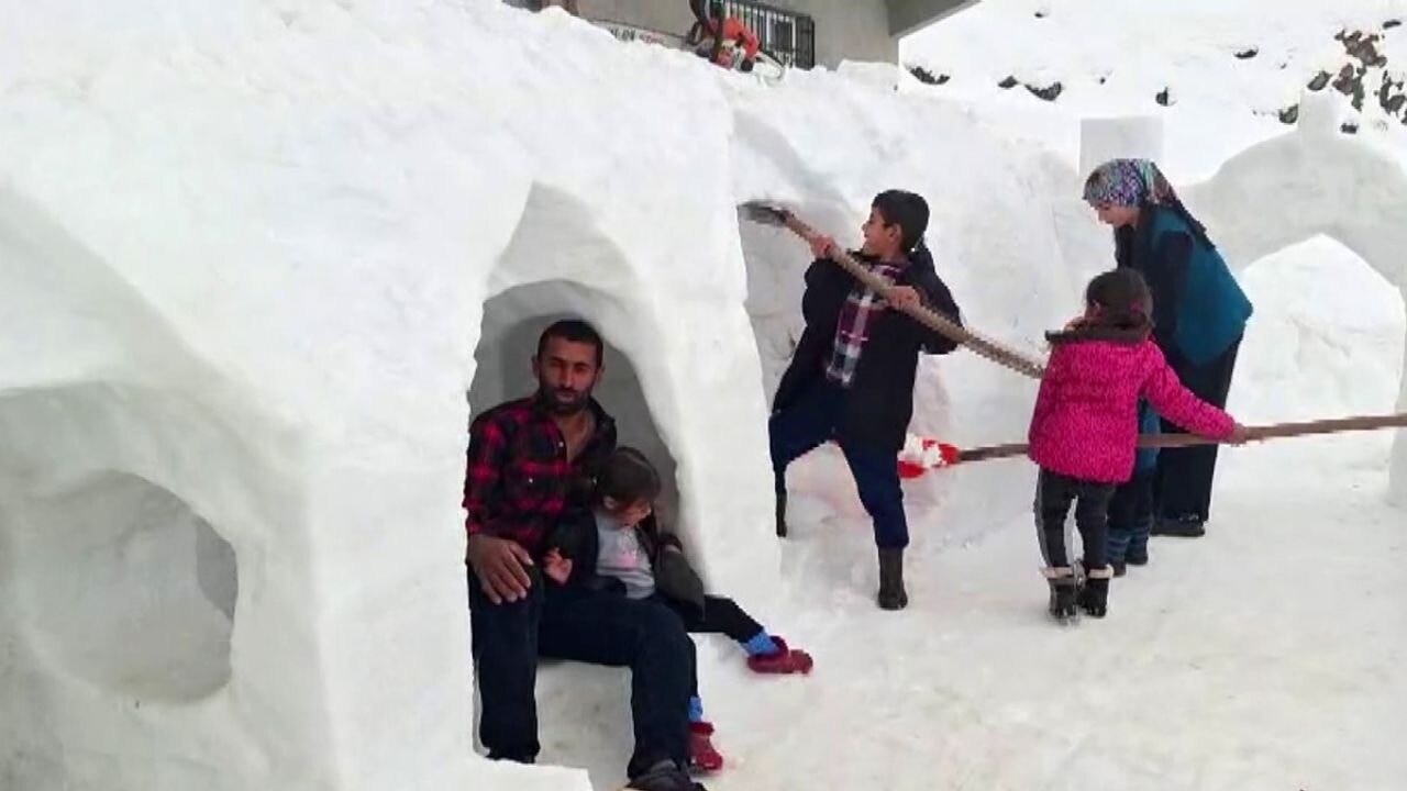 Kardan evler ve oyun alanı yaptı