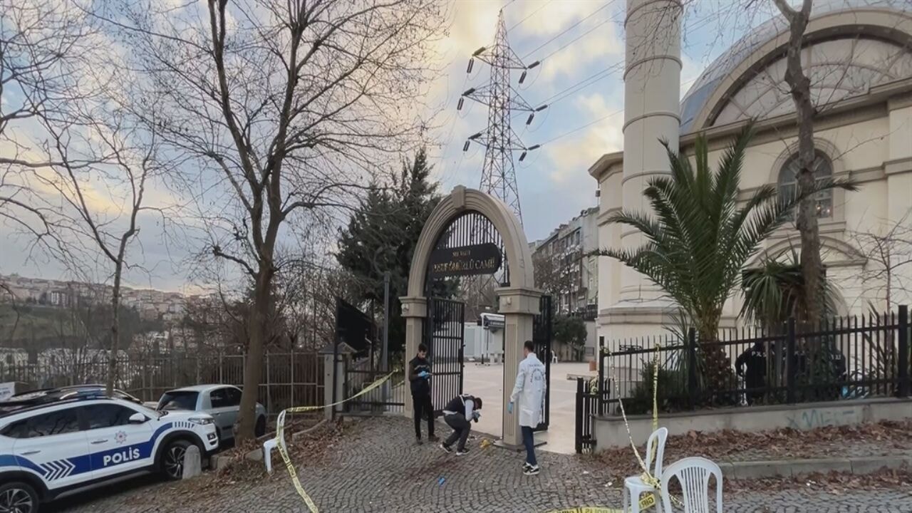 Annesinin cenazesinde kardeşini öldürdü!