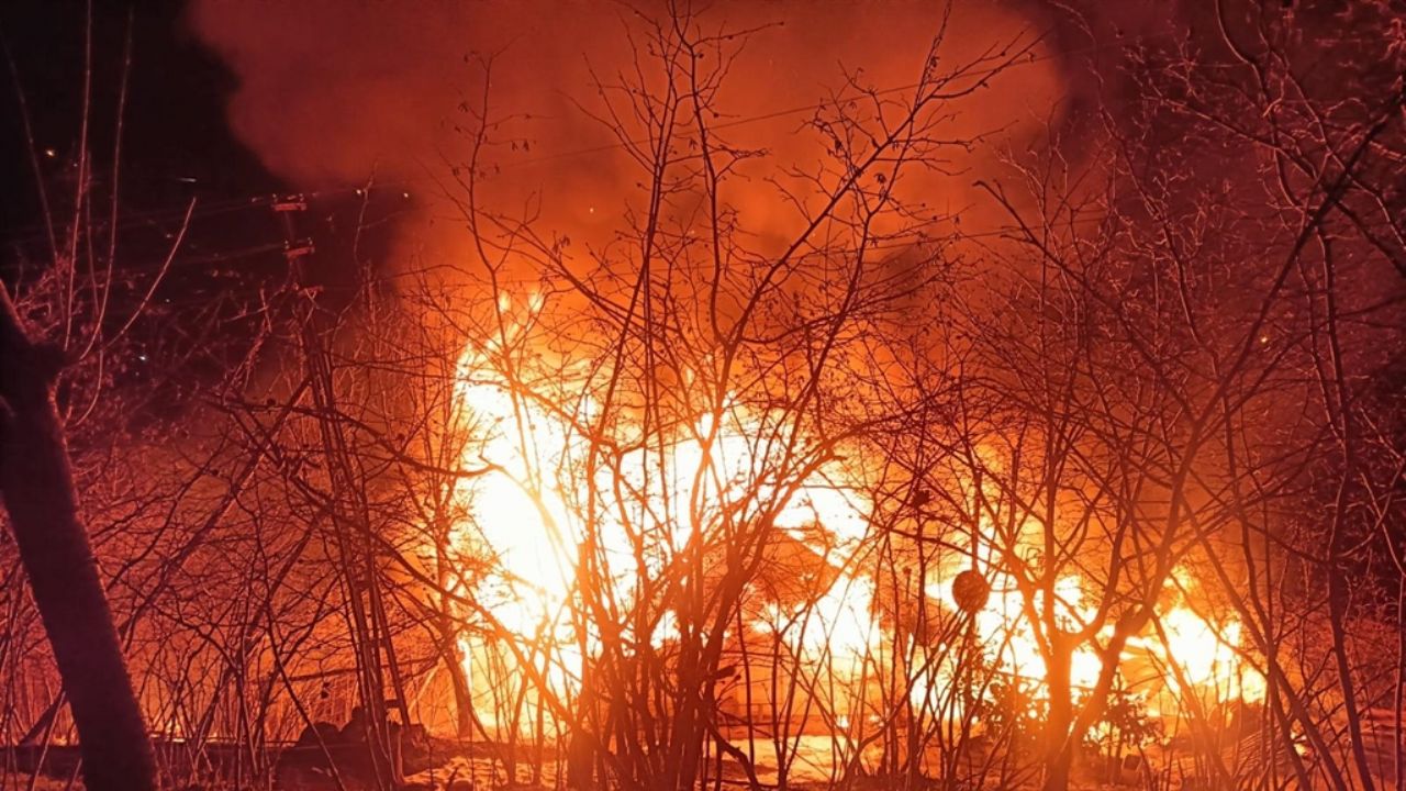 Evi yanarken ağaçta asılı cansız bedeni bulundu