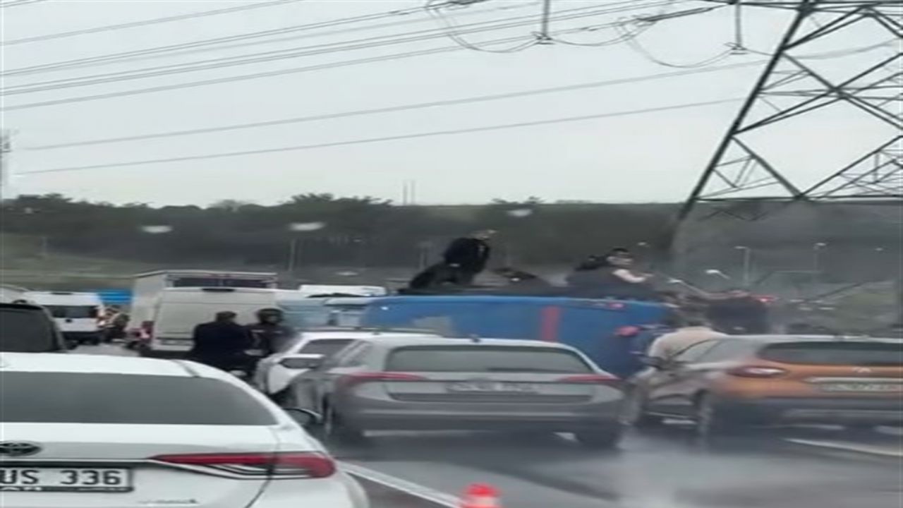 Eyüpsultan'da cezaevi nakil aracı devrildi; 2'si ağır 10 yaralı