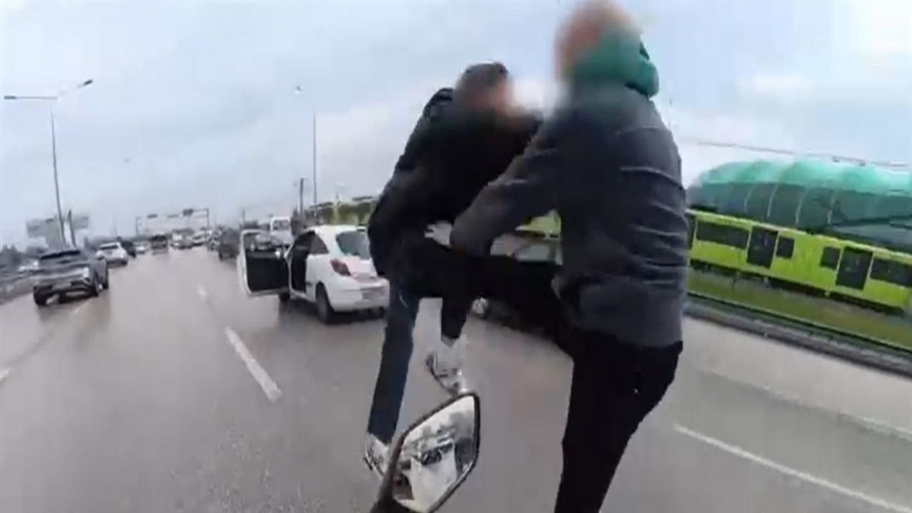 Uçan tekmeli trafik kavgası