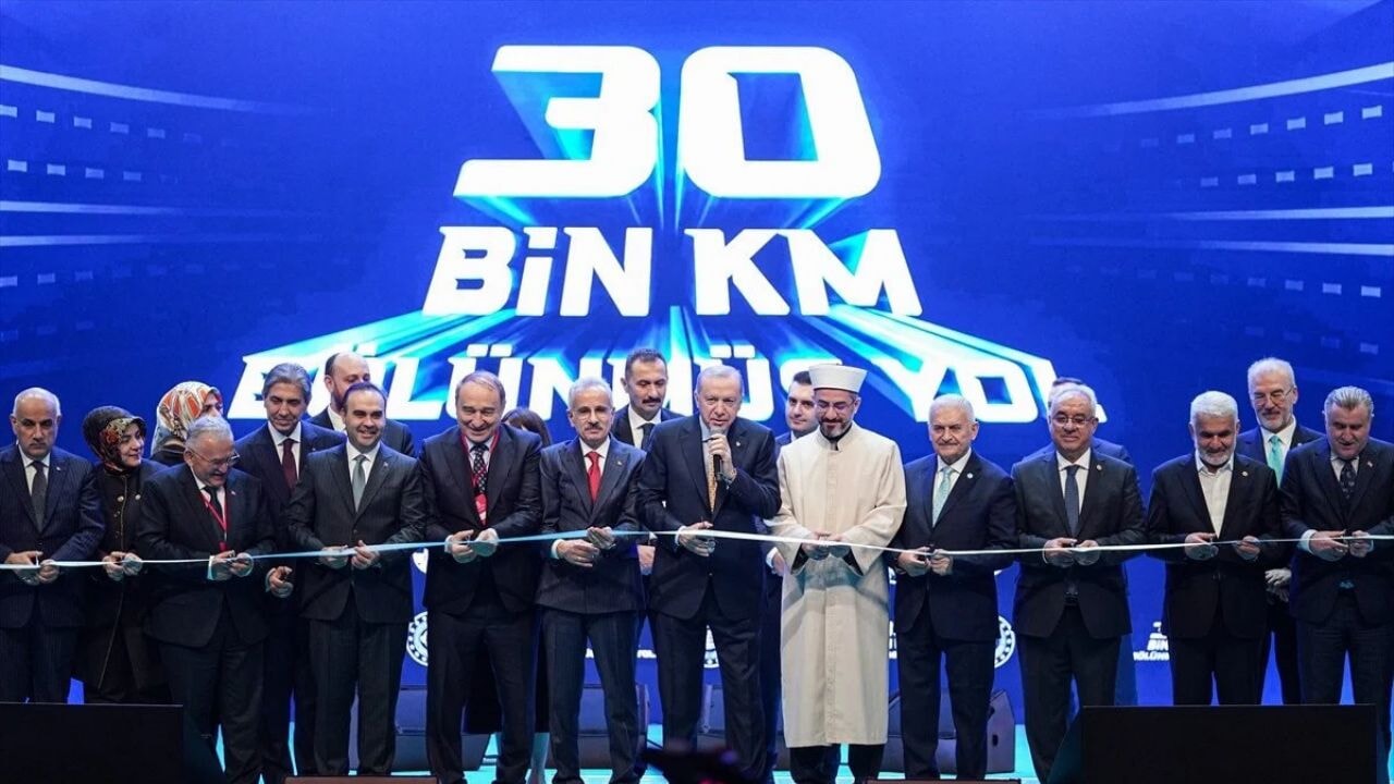 Cumhurbaşkanı Erdoğan: Bölünmüş yolları 30 bin kilometreye çıkartmanın gururunu yaşıyoruz   