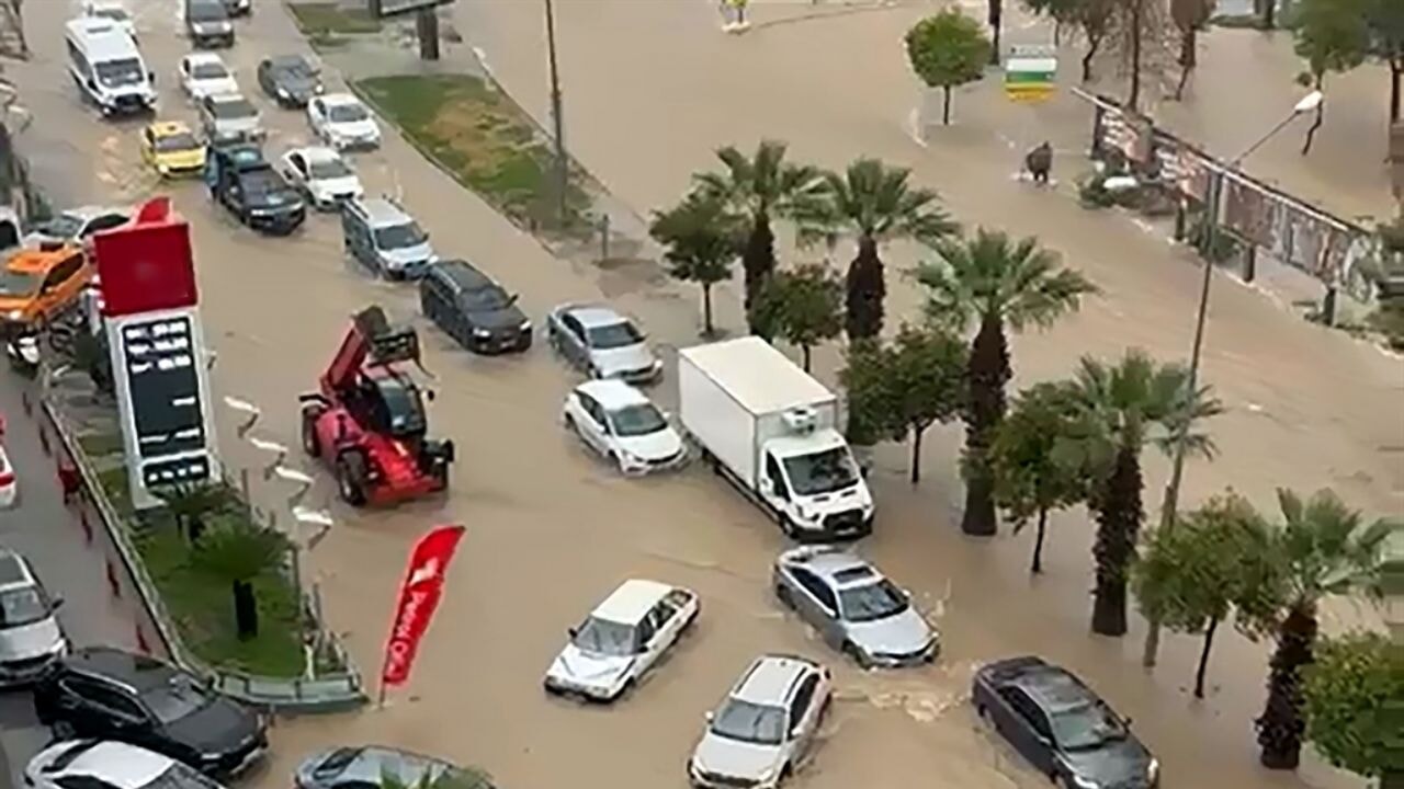 Adana'da sel araçları yuttu!