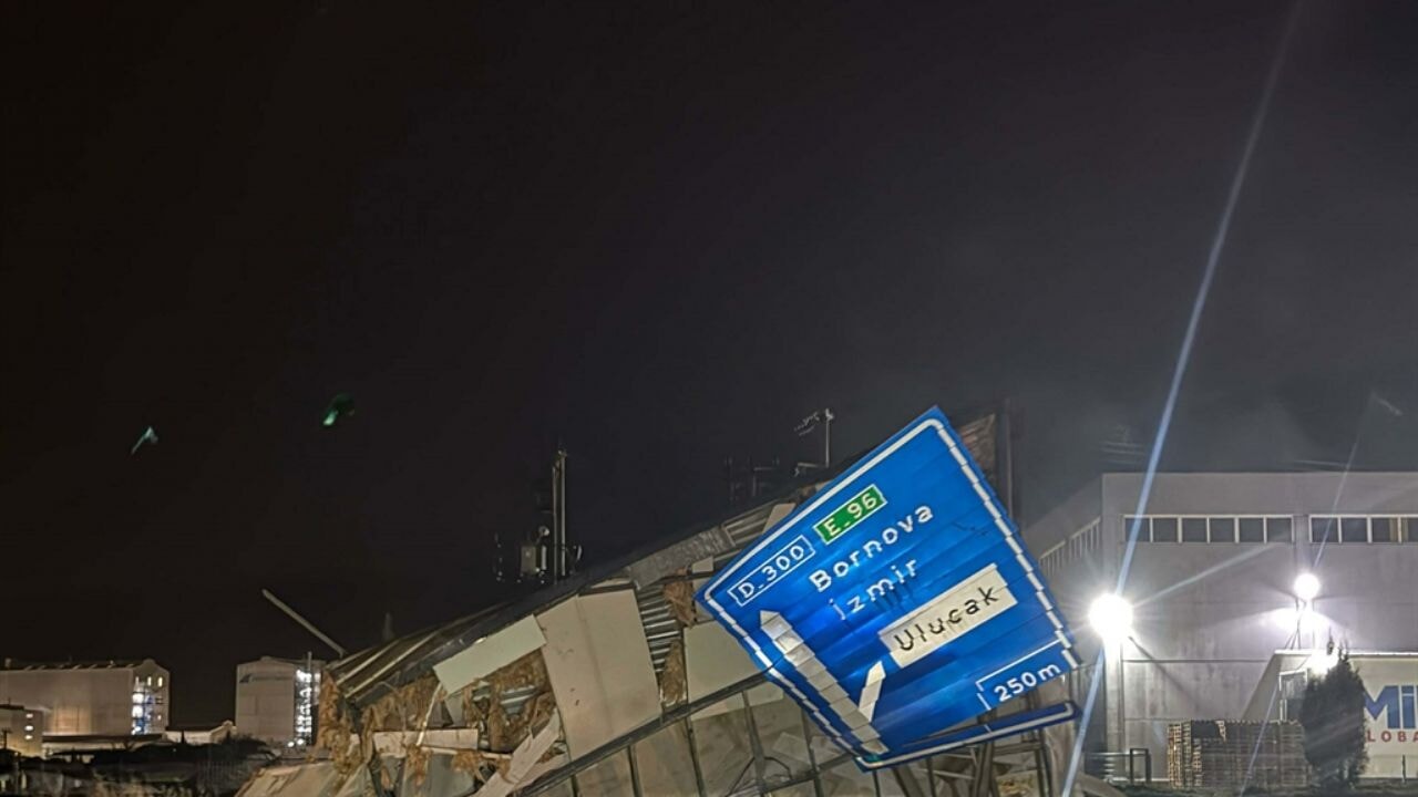 İzmir'de 320 konut, 78 iş yeri ve 5 kamu binasını su bastı