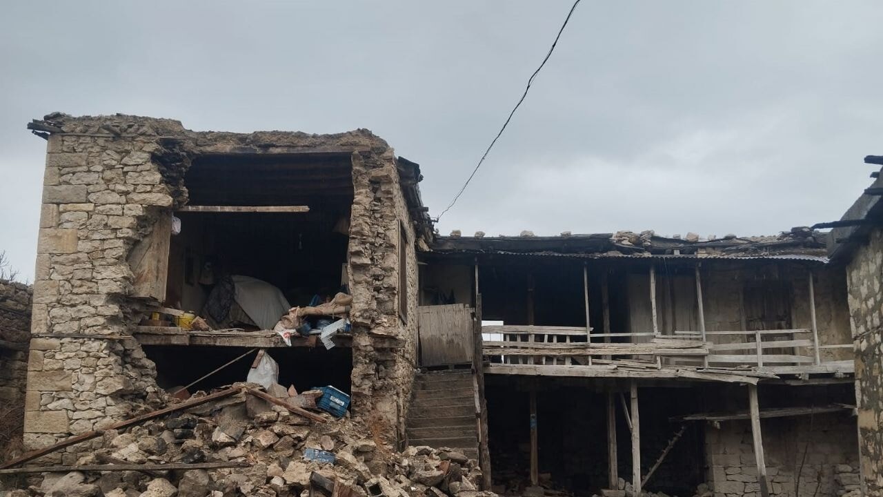 'Adam öldü evi de yıkıldı' dediği an ev çöktü!