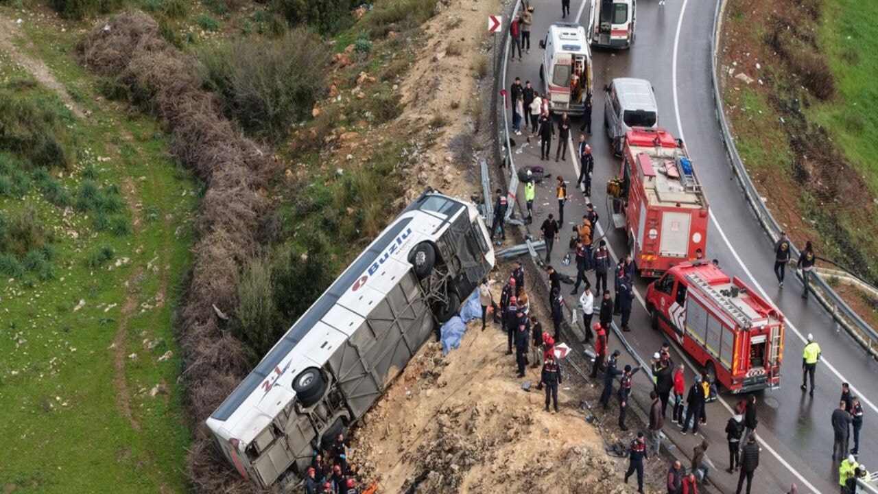 Antalya'da yolcu otobüsü devrildi; 8 ölü, 26 yaralı
