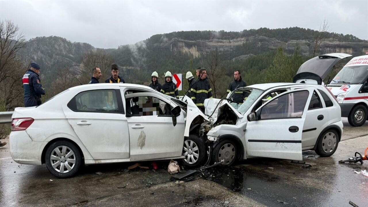 Burdur'da iki otomobil kafa kafaya çarpıştı; 6 ölü, 6 yaralı