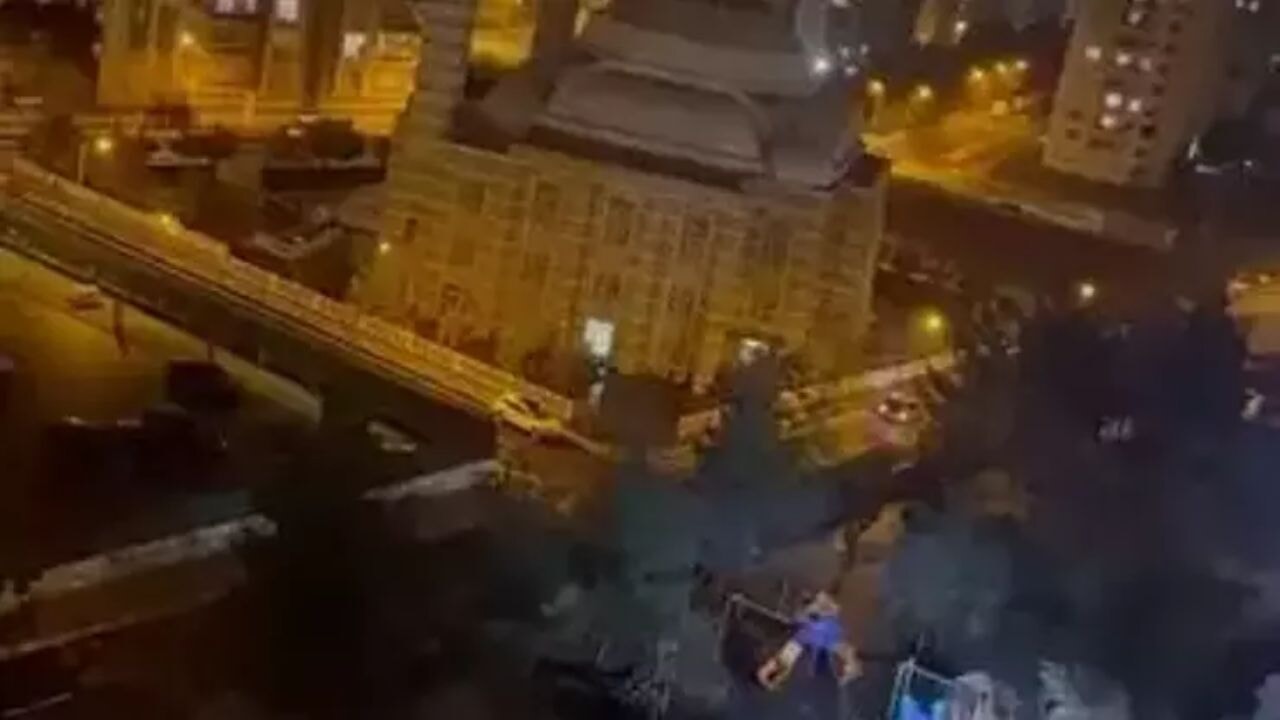 Cami hoparlöründen müzik dinlettiler