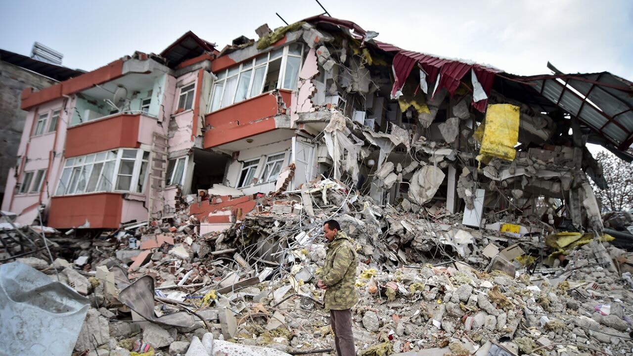 Siyasilerden 6 Şubat mesajları