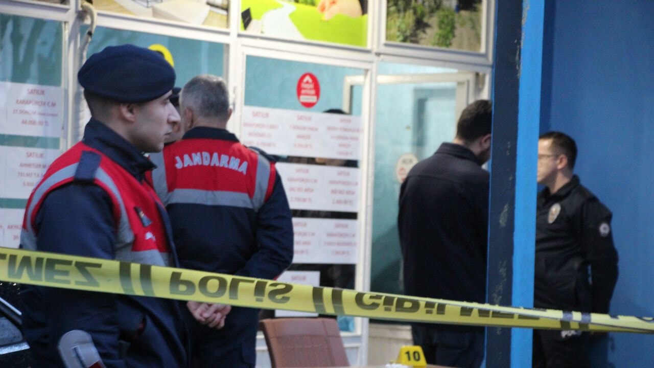 Emekli polis, eşini ve MHP ilçe başkanını öldürdü