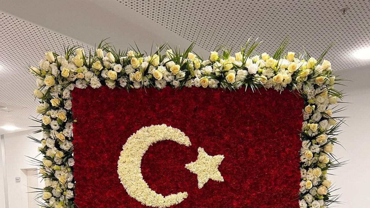 Cumhurbaşkanı Erdoğan'dan Bahçeli'ye 57 gülün yer aldığı tebrik   