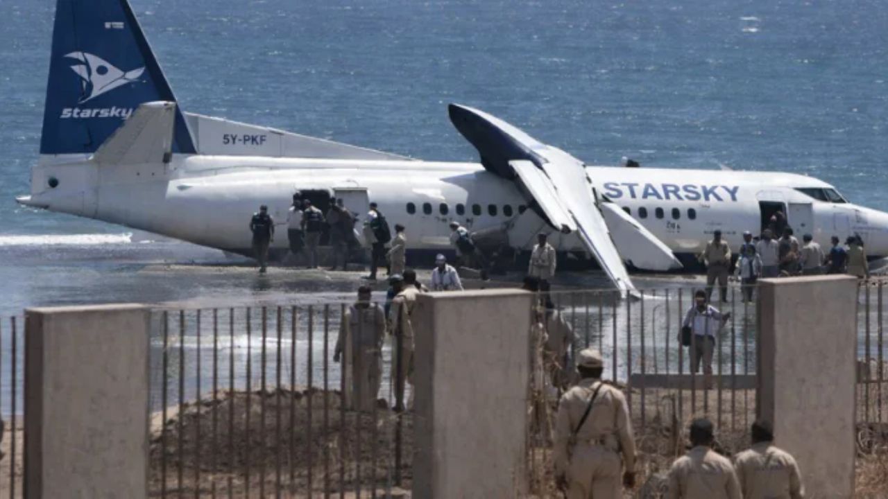 Somali'de yolcu uçağı okyanusa acil iniş yaptı