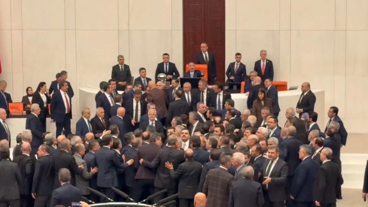 Bakanların yemin töreninde Meclis'te gerginlik!