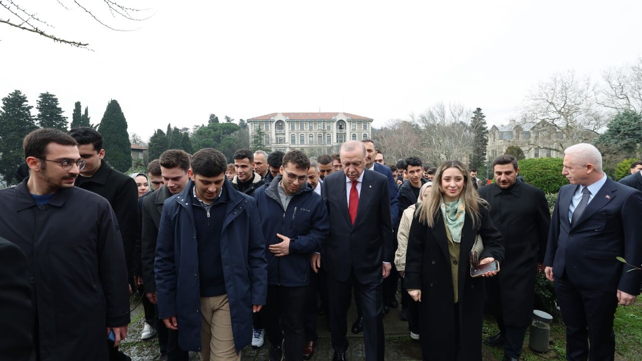 Cumhurbaşkanı Erdoğan, Boğaziçi'li öğrencilerle kampüste yürüdü