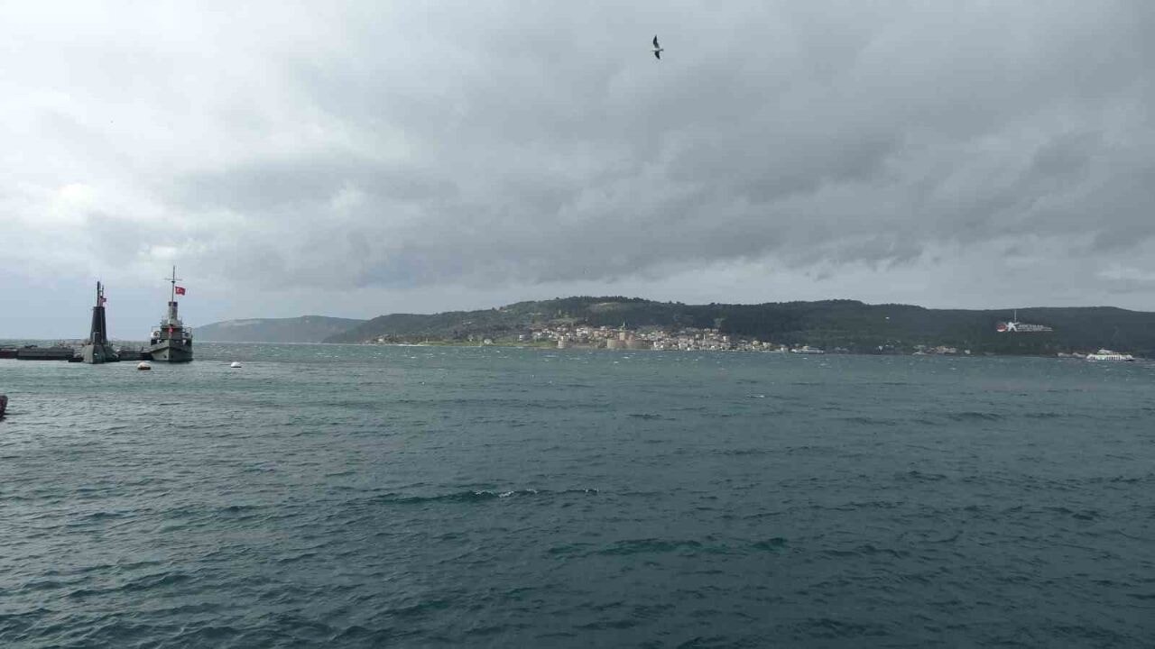 Çanakkale Boğazı fırtına nedeniyle trafiğe kapandı