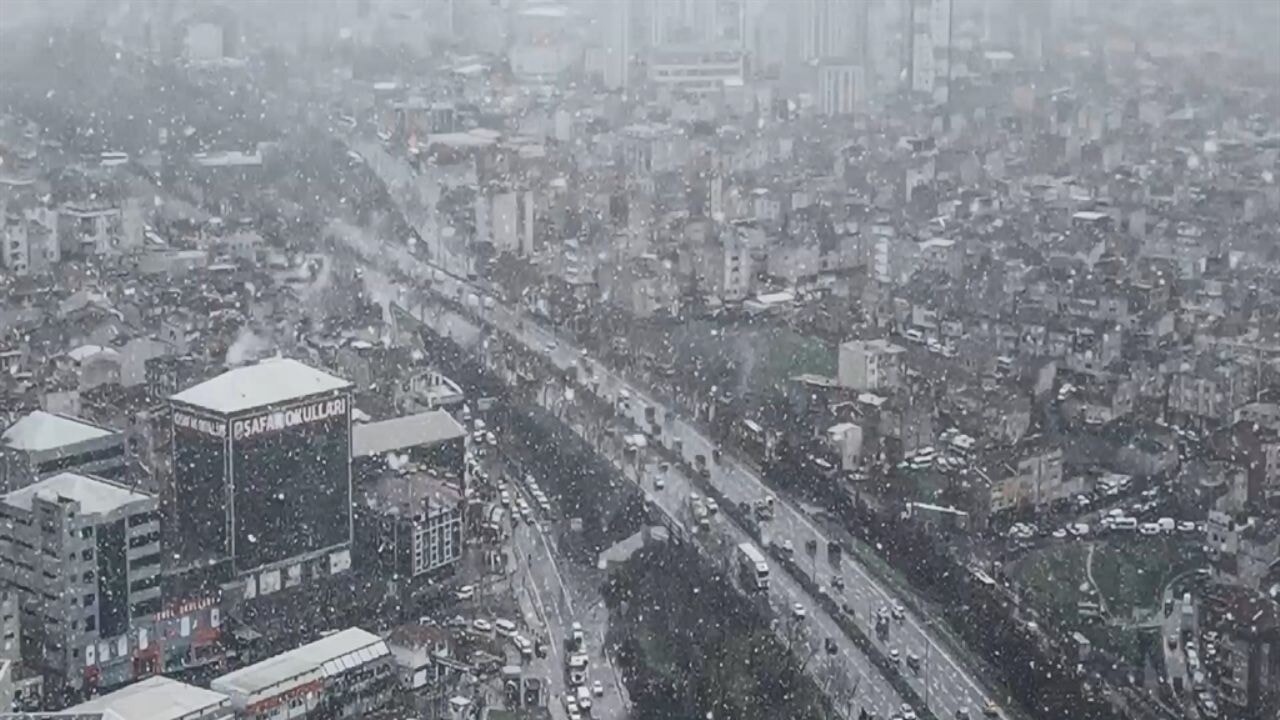 İstanbul'da kar yağışı havadan görüntülendi