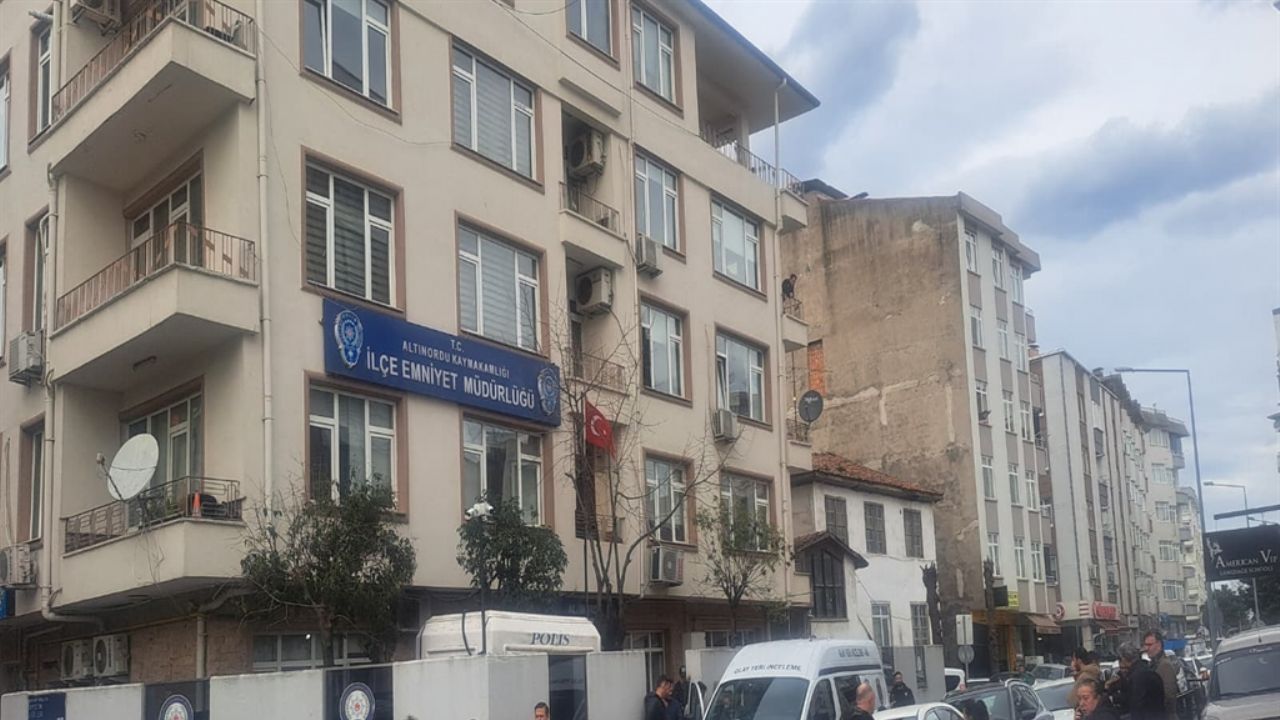 Polisin silahını alıp intihar etti