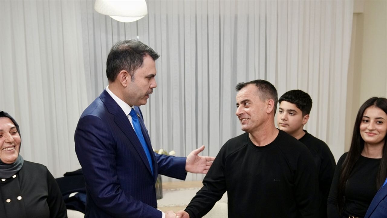 Bakan Kurum, depremzede ailenin yeni evine misafir oldu