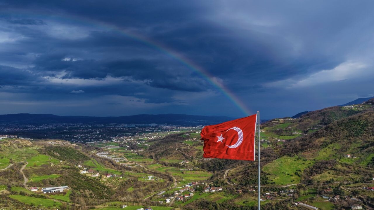 Türk bayrağı gökkuşağıyla aynı karede buluştu
