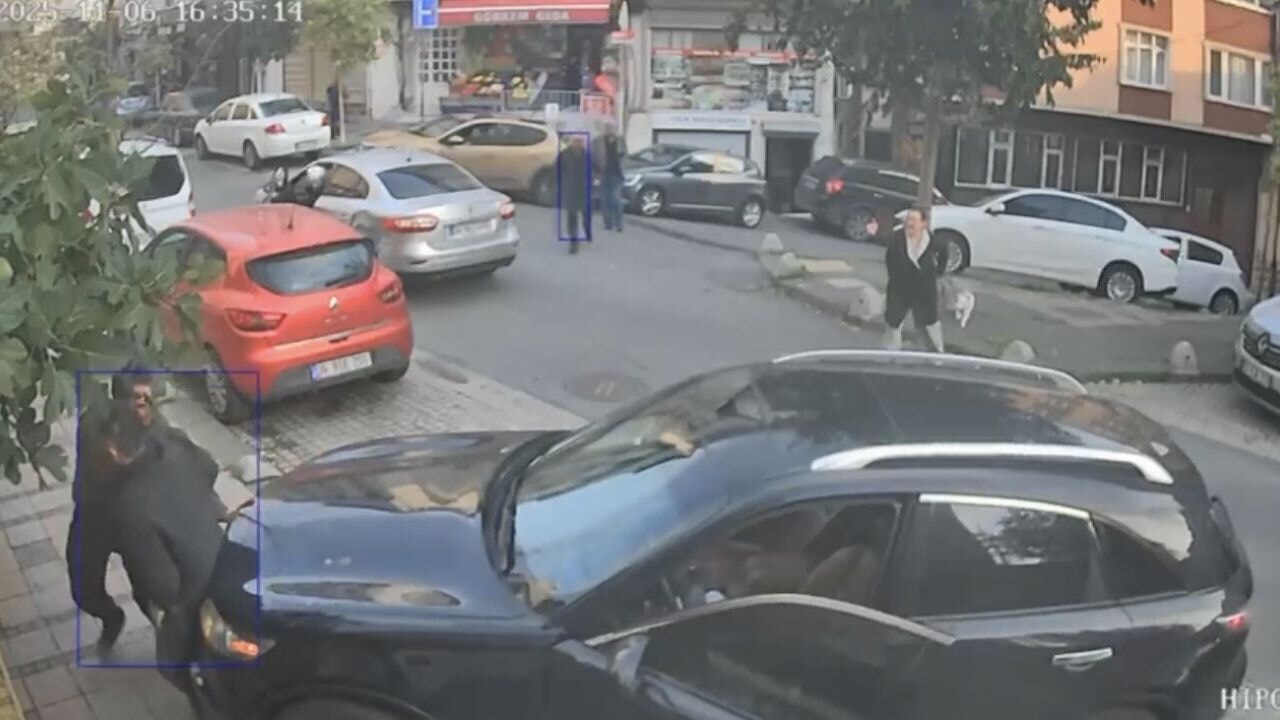 Film gibi kaza: Kendi otomobilinin altında kalarak yaralandı