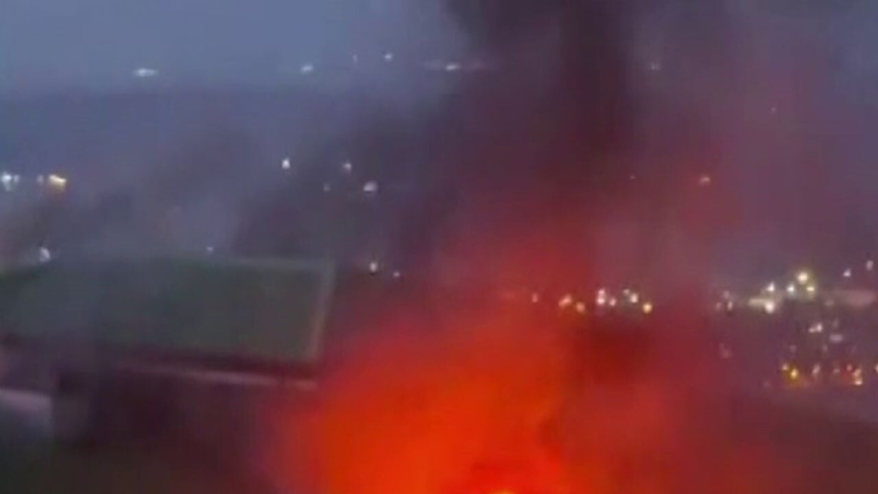 Yangında evdeki tüp patladı: Mahsur kalan 13 kişiyi itfaiye kurtardı