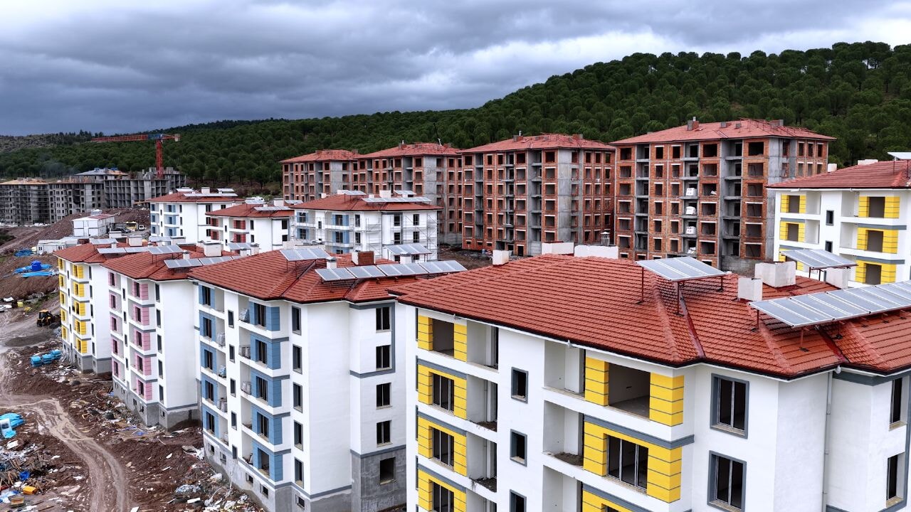 Bakan Kurum'dan 'Sındırgı Afet Konutları' paylaşımı