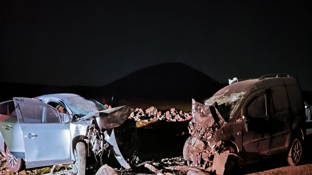 Kafa kafaya çarpıştılar: 5 ölü, 2 yaralı