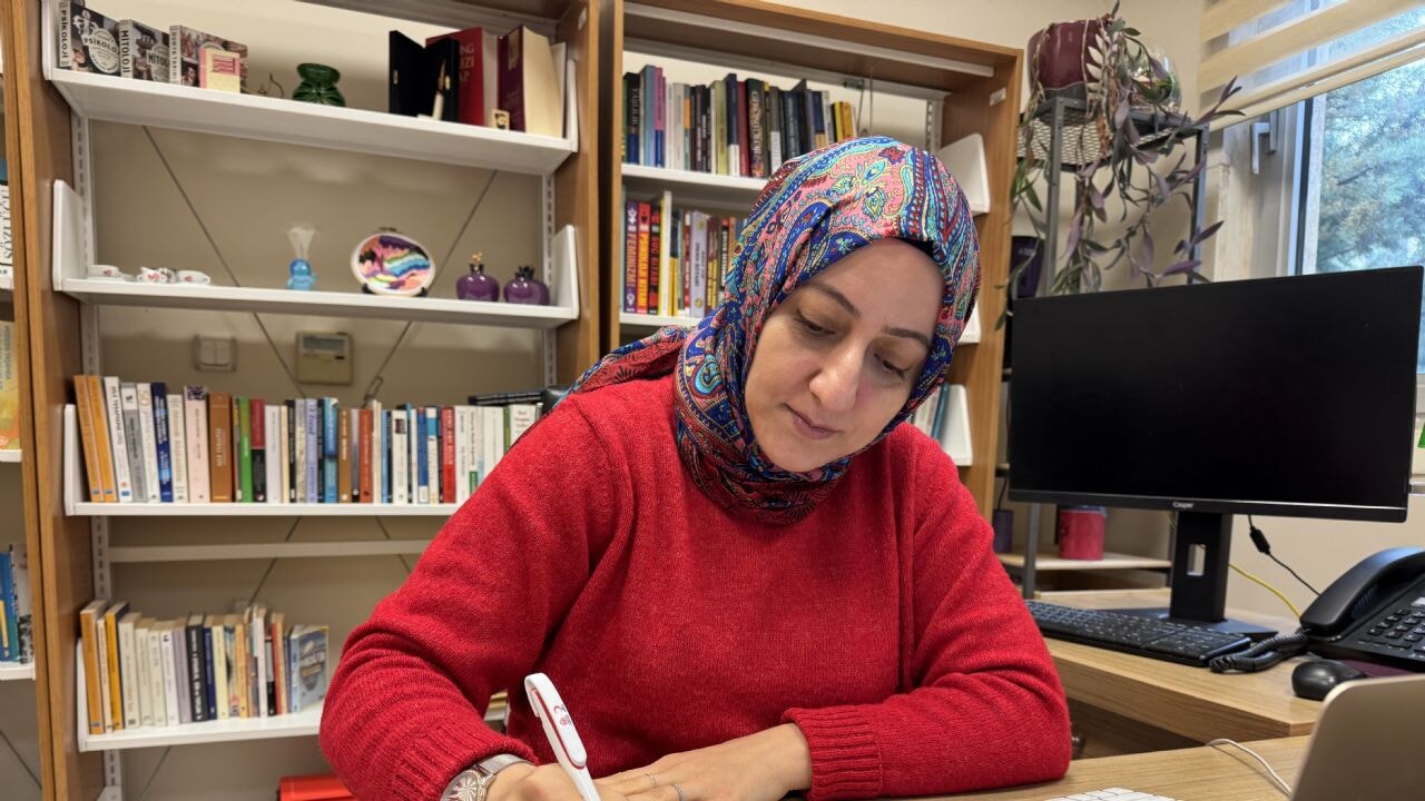 Başörtüsü yasağı nedeni ile Kıbrıs'ta okudu, bugün üniversitede ders veriyor